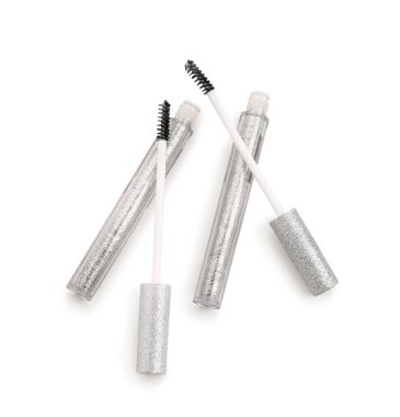 Beyaz arka planda modern gümüş rimel