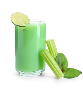 Beyaz arka planda bir bardak lezzetli sebze suyu ve malzemeleri.