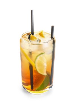 Beyaz arka planda bir bardak soğuk Long Island buzlu çayı.