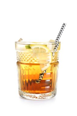 Beyaz arka planda bir bardak soğuk Long Island buzlu çayı.