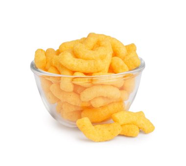 Beyaz arka planda lezzetli mısır çubukları olan cam kase.