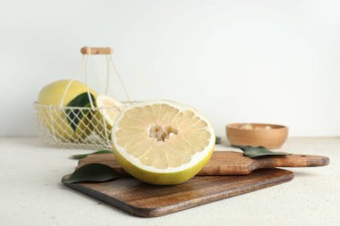 Tahta tahta tahta, beyaz arka planda taze meyve aromalı.