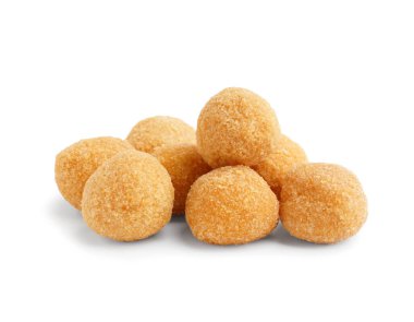 Beyaz arka planda kızarmış mozarella topları.