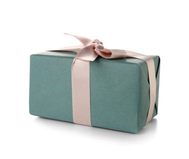 Beyaz arka planda pembe fiyonklu mavi hediye kutusu. Uluslararası Kadınlar Günü