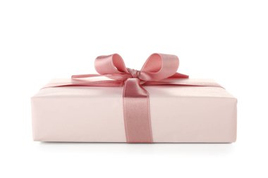 Beyaz arka planda pembe fiyonklu hediye kutusu. Uluslararası Kadınlar Günü