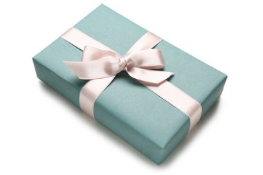 Beyaz arka planda pembe fiyonklu mavi hediye kutusu. Uluslararası Kadınlar Günü