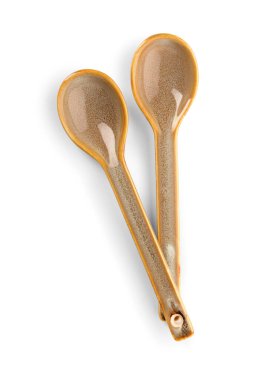 Beyaz arka planda seramik bej kaşıklar. Üst görünüm