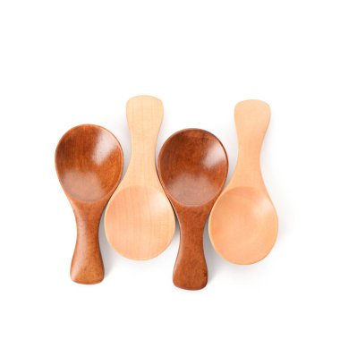 Beyaz arka planda boş tahta kaşıklar. Üst görünüm