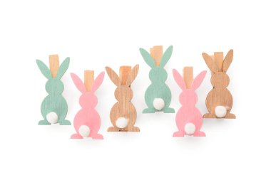 Beyaz arka planda renkli tavşanlı mandallar. Üst görünüm