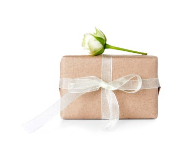 Beyaz arka planda güzel bir gül olan hediye kutusu. Uluslararası Kadınlar Günü