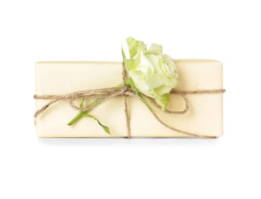 Beyaz arka planda güzel bir gül bulunan hediye kutusu. Uluslararası Kadınlar Günü