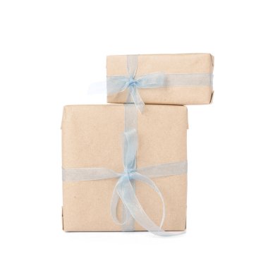 Beyaz arka planda mavi fiyonklu hediye kutuları. Uluslararası Kadınlar Günü