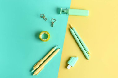 Renkli arkaplanda farklı okul sayfaları