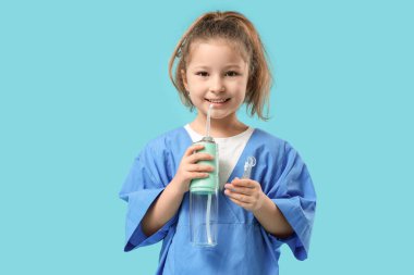 Mavi arka planda ağız sulandırıcısı olan şirin bir dişçi.