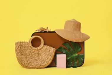 Çanta, plaj çantası, şapka ve pasaport.