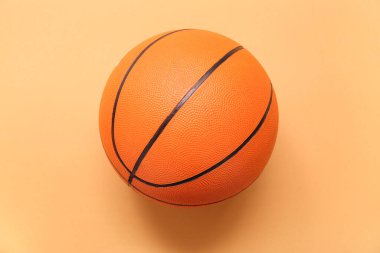 Turuncu arka planda basketbol oynamak için top