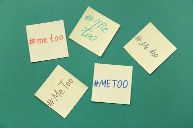 Yeşil arkaplanda METOO etiketli kağıt sayfaları