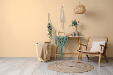 Masasında ve koltuğunda duvar halısı olan şık bir ofis.