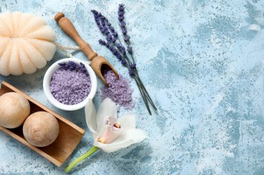 Mavi grunge arka planda deniz tuzu, lavanta ve ahşap masaj toplarıyla güzel bir kompozisyon.