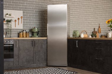 Buzdolabı ve tezgahı olan modern konforlu mutfak.