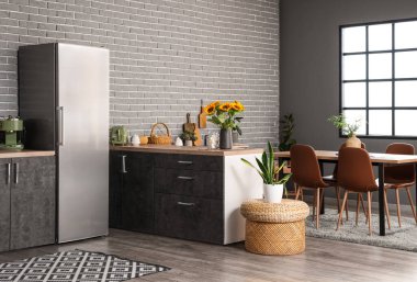 Modern mutfağın iç dekorasyonu ve büyük buzdolabı.