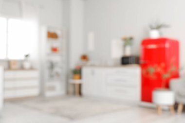 Kırmızı buzdolabı ve beyaz tezgahlı şık bir mutfak. Bulanık görünüm