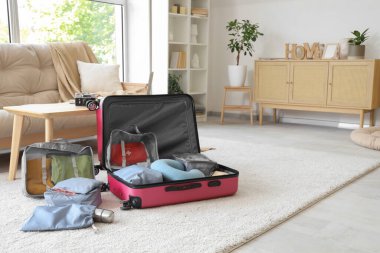 Seyahat aksesuarlarıyla birlikte bavulu aç. Seyahat kavramı