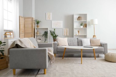 Rahat koltuklar ve oturma odasındaki duvarlarda resimler.