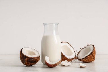 Beyaz arka planda bir şişe taze hindistan cevizi sütü.