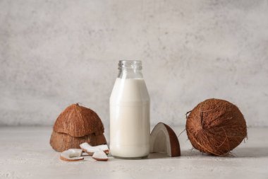 Bir şişe lezzetli hindistan cevizi sütü.