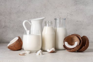 Arkaplanda lezzetli hindistan cevizi sütü olan çeşitli yemekler.