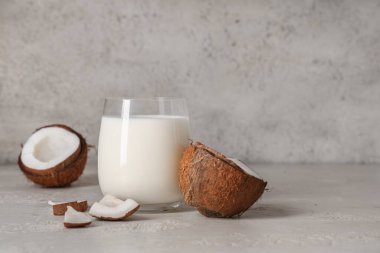 Arka planda bir bardak lezzetli hindistan cevizi sütü, yakın plan.