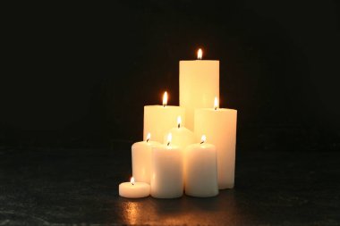 Siyah arka planda mum yakmak. Anma Günü