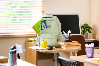 Sınıfta sırt çantalı bir elma.