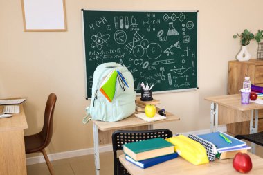 Sınıfta sırt çantalı bir elma.