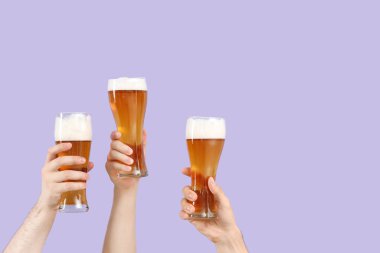 Leylak arkaplanda bira bardakları olan eller