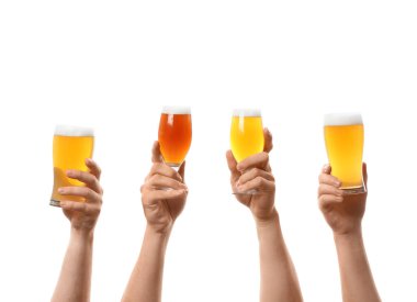 Beyaz arka planda bira bardakları olan eller