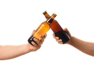 Beyaz arka planda bira şişeleri olan eller