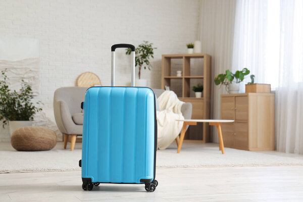 Упакованный чемодан в салоне гостиной