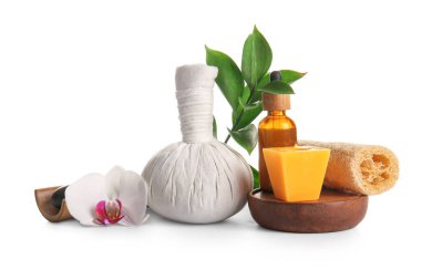 Beyaz arka planda izole edilmiş yanan mum ile güzel bir spa kompozisyonu