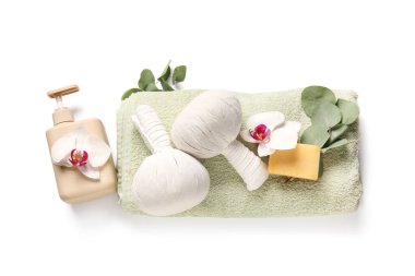 Beyaz arkaplanda izole edilmiş spa aksesuarları ve orkide çiçekleri