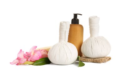 Beyaz arka planda güzel çiçekli spa aksesuarları.