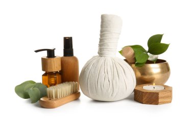 Beyaz arkaplanda spa aksesuarları ve kozmetik ürünleri ile kompozisyon