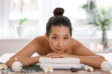 Güzel Asyalı kadın kaplıcada dinleniyor.