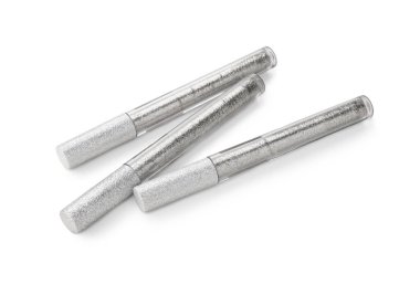 Beyaz arka planda modern gümüş rimel