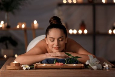 Kaplıca salonunda dinlenen güzel genç bir kadın.