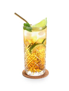 Beyaz arka planda bir bardak soğuk Long Island buzlu çayı.