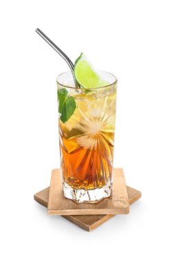 Beyaz arka planda bir bardak soğuk Long Island buzlu çayı.