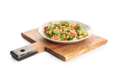 Beyaz arka planda lezzetli bir tabakta salata.