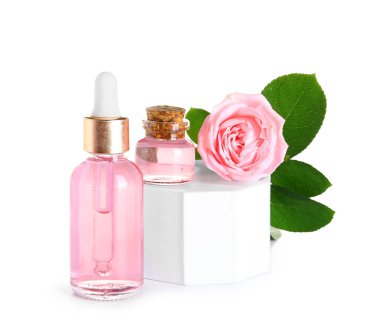 Beyaz arka planda gerekli yağ şişeleri ve gül çiçekleriyle sıva podyumu